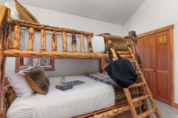 Abode at Crescent Cabin, private hot tub, pool, mountain cabin