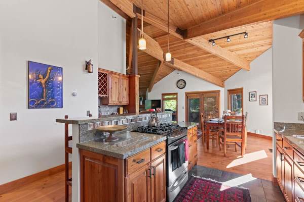 Abode at Crescent Cabin, private hot tub, pool, mountain cabin
