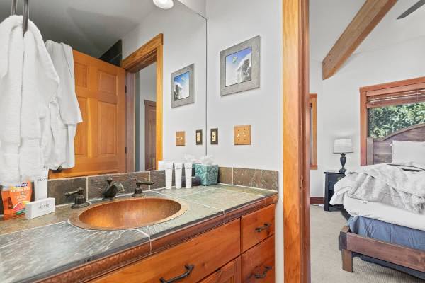 Abode at Crescent Cabin, private hot tub, pool, mountain cabin