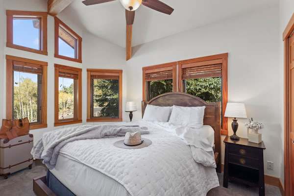 Abode at Crescent Cabin, private hot tub, pool, mountain cabin