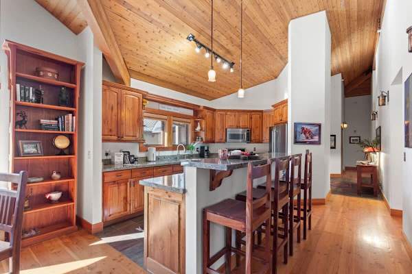 Abode at Crescent Cabin, private hot tub, pool, mountain cabin