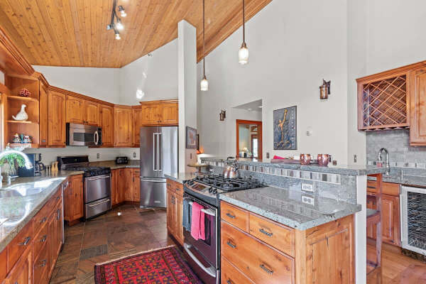 Abode at Crescent Cabin, private hot tub, pool, mountain cabin