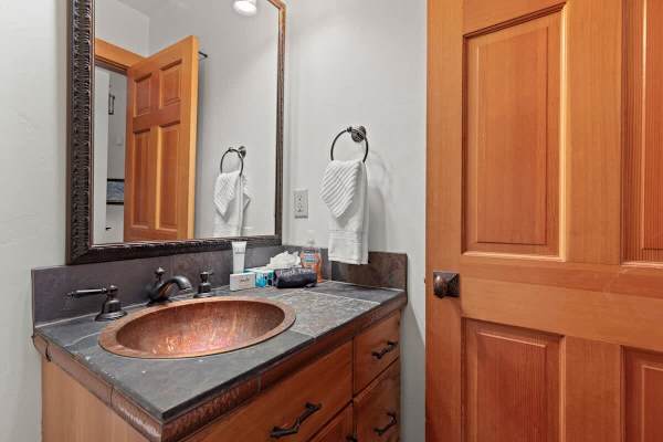 Abode at Crescent Cabin, private hot tub, pool, mountain cabin
