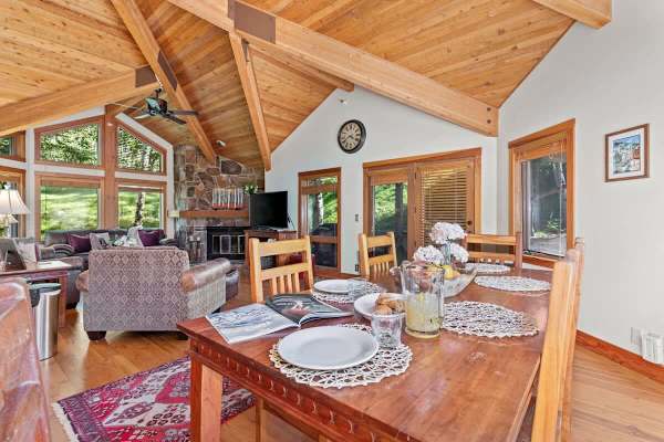 Abode at Crescent Cabin, private hot tub, pool, mountain cabin