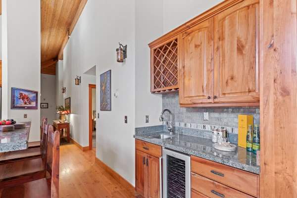 Abode at Crescent Cabin, private hot tub, pool, mountain cabin