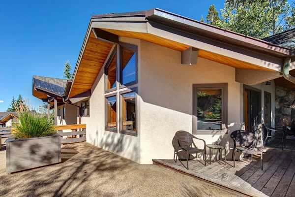 Abode at Crescent Cabin, private hot tub, pool, mountain cabin