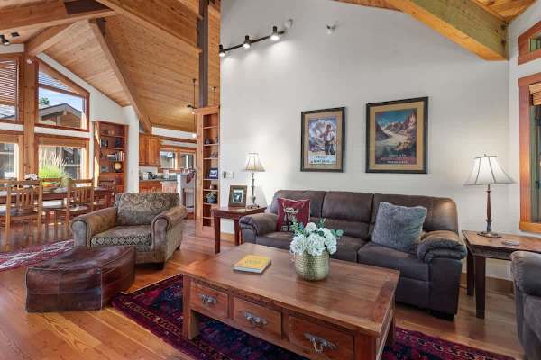 Abode at Crescent Cabin, private hot tub, pool, mountain cabin