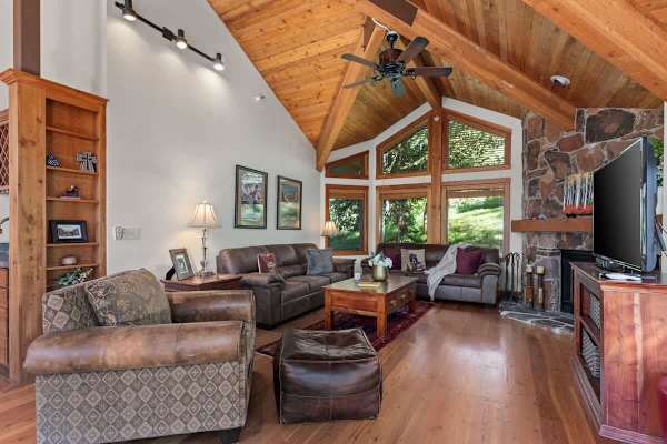 Abode at Crescent Cabin, private hot tub, pool, mountain cabin