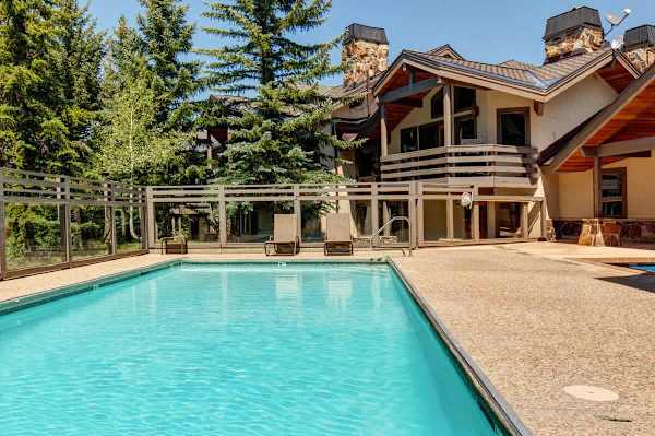 Abode at Crescent Cabin, private hot tub, pool, mountain cabin