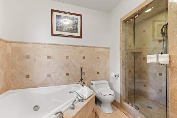 Abode at Crescent Cabin, private hot tub, pool, mountain cabin