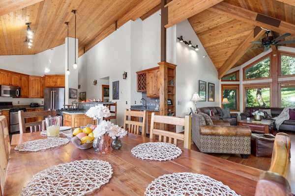 Abode at Crescent Cabin, private hot tub, pool, mountain cabin