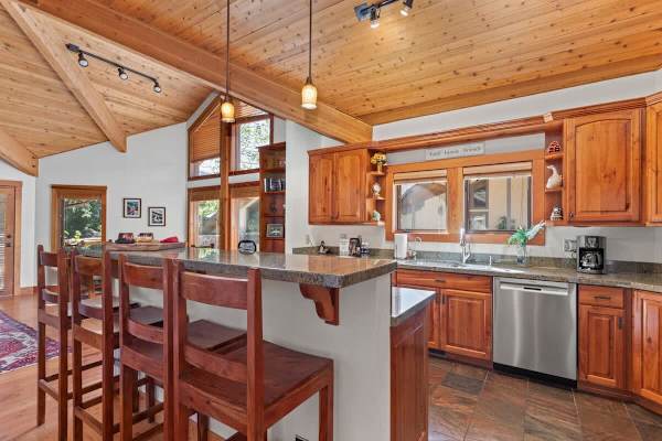Abode at Crescent Cabin, private hot tub, pool, mountain cabin