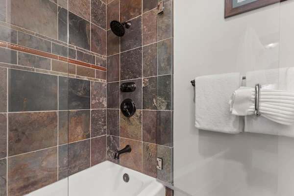 Abode at Crescent Cabin, private hot tub, pool, mountain cabin