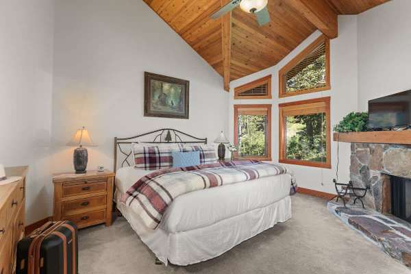 Abode at Crescent Cabin, private hot tub, pool, mountain cabin