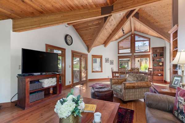 Abode at Crescent Cabin, private hot tub, pool, mountain cabin