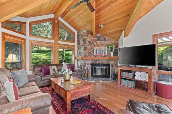 Abode at Crescent Cabin, private hot tub, pool, mountain cabin
