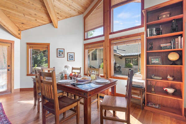 Abode at Crescent Cabin, private hot tub, pool, mountain cabin