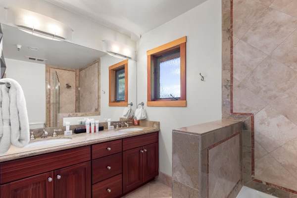 Abode at Crescent Cabin, private hot tub, pool, mountain cabin