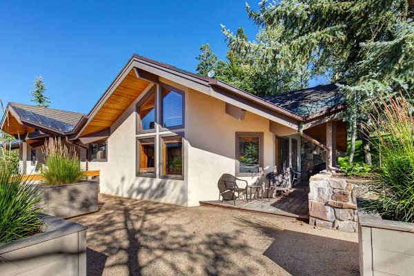 Abode at Crescent Cabin, private hot tub, pool, mountain cabin