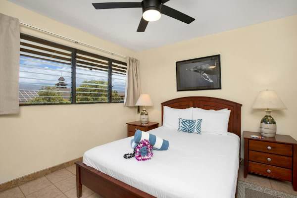 Have a restful night's sleep in your 2nd bedroom with a queen-size bed.