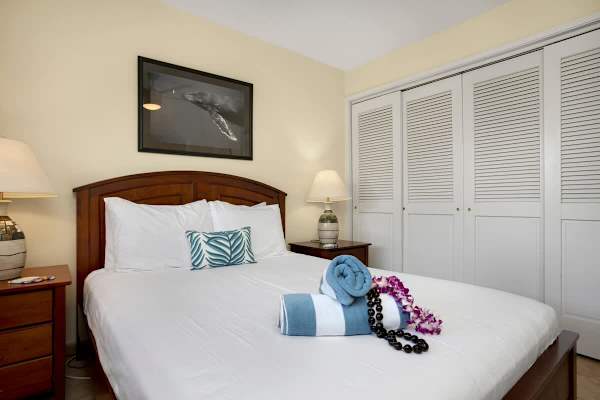 Have a restful night's sleep in your 2nd bedroom with a queen-size bed.
