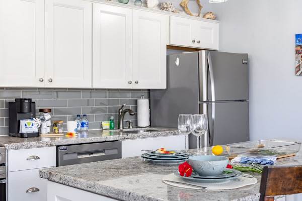 Fully equipped kitchen and dining area
