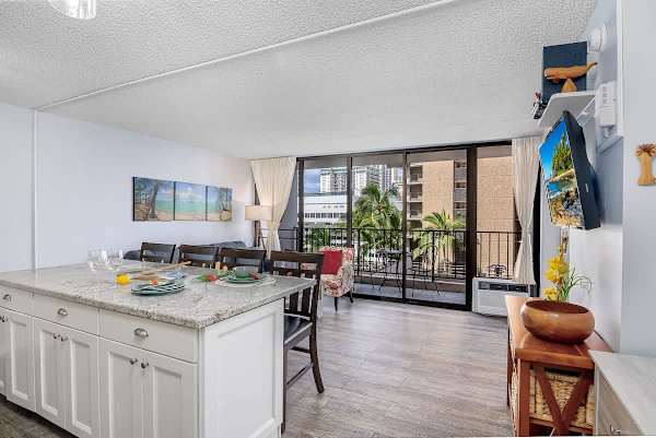 Dining counter with 4 chairs.