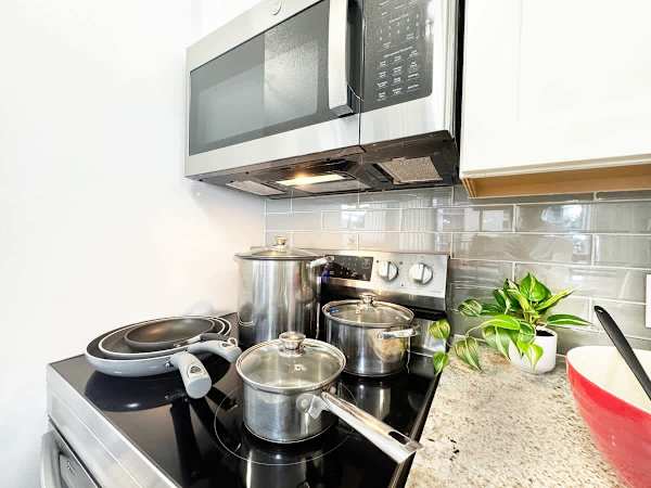 Pots and pans in the unit
