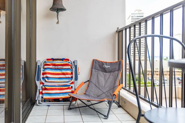 Elegant 1BR condo w/ pool & free parking