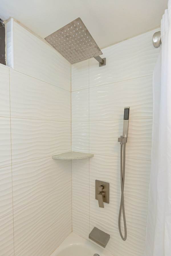 Shower and tub combo in the bathroom