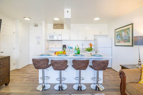 Fully equipped kitchen with countertop dining area
