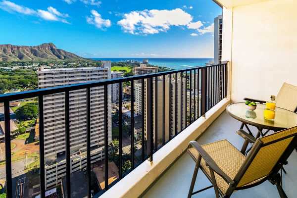Relax on the balcony with views of the city skyline, diamond head, and ocean.