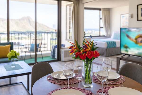 Share meals together in your dining area for 4 while enjoying the Diamond Head mountain views.