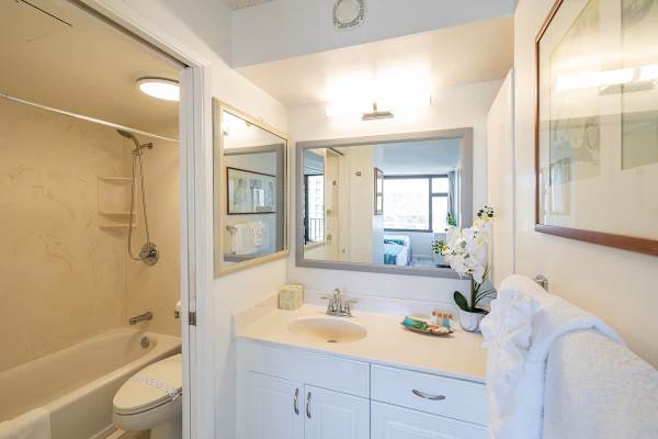 Bright bathroom with a large mirror and bathtub for a comfortable stay