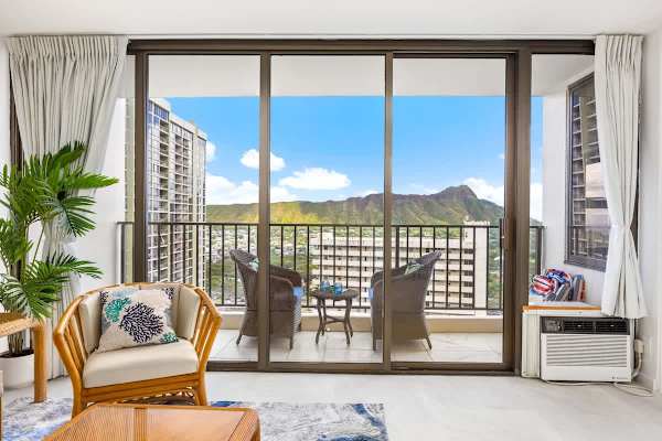 Enjoy the majestic view of the Diamond Head Mountain from your living room