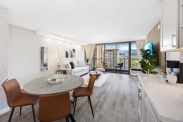 Dining area for 4, plus a beautiful sight of the mountain and city from your floor-to-ceiling window glass