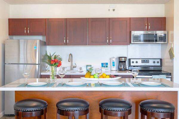 Fully equipped kitchen with countertop and 4 bar stools.