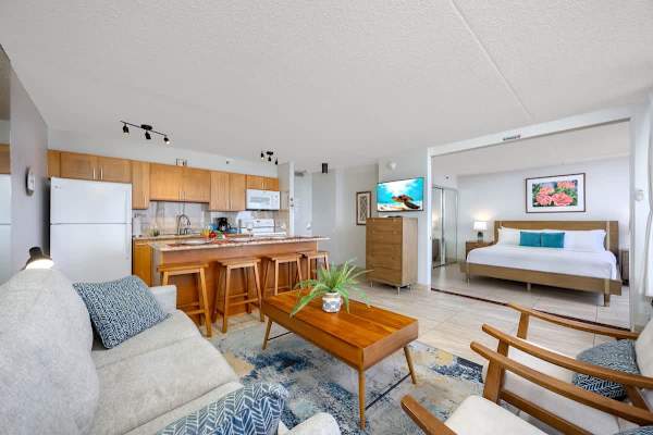 Casual living area w/ neutral tones & cozy seating perfect for winding down.
