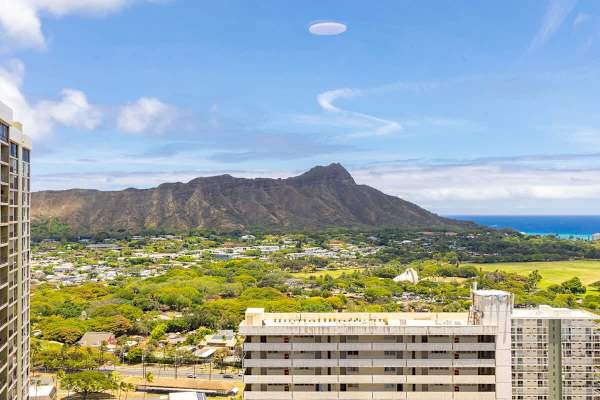 City view featuring diamond head mountain and ocean in the distance