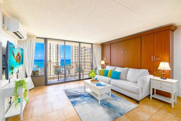 Beautiful one bedroom condo with Ocean Views from the living room and bedroom and split AC