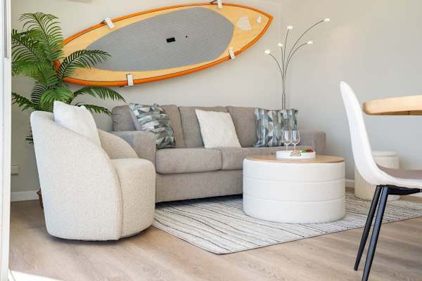 Sitting area (surfboard is decoration only)