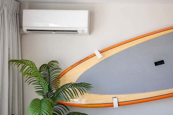 This unit has a split-type AC. (The surfboard is for decoration only)