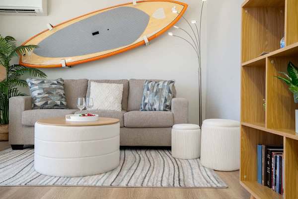 Sitting area (surfboard is decoration only)