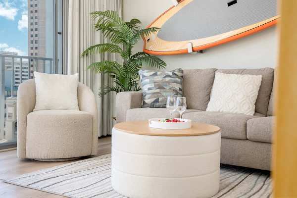 Sitting area (surfboard is decoration only)