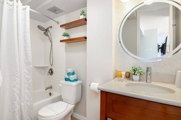 Remodeled full bathroom with tub/shower combo