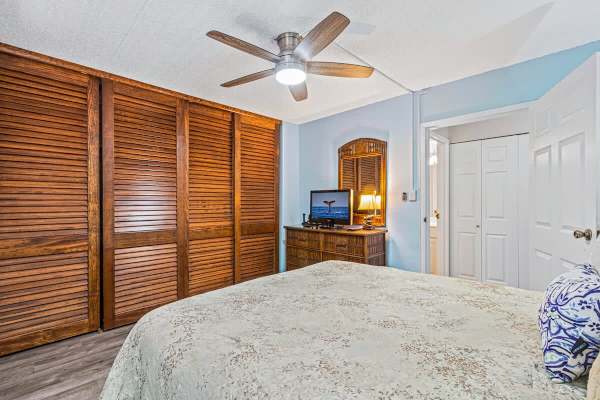 Bedroom with queen size bed and ceiling fan