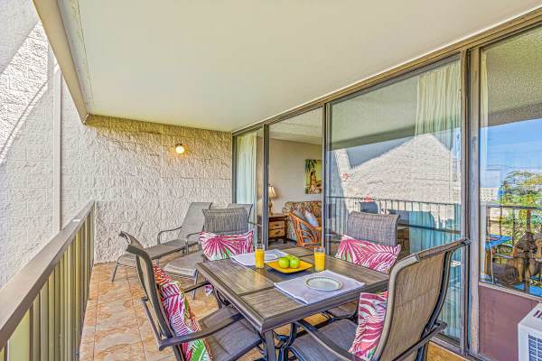 Spacious balcony with table and 4 chairs, 2 lounge chairs
