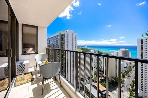 Enjoy a refreshing drink and soak up the spectacular, sweeping views of Waikiki and the sparkling ocean.