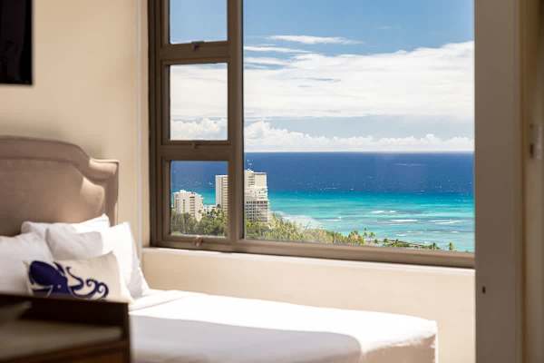 Sleep in your comfy bed and wake up to this incredible view of Waikiki Beach and the turquoise sea!