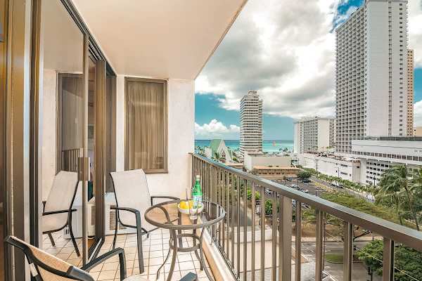 Have a morning coffee or a glass of beer on your balcony while enjoying city and distant ocean views.
